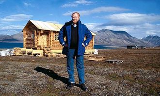 Pensjonisten" Robert Hermansen (om 5 år) har sikret seg et skikkelig krypinn i russisk laftetømmer hentet fra Barentsburg. Hytta er reist like ved flyplassen i Longyearbyen.
