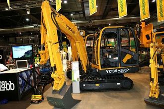 Felleskjøpet hadde med flere kinesiske Yuchai-gravere. Denne er en YC35-8 som veier 3815 kg og har en Kubota-motor på 33 kW (45 hk).