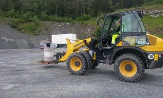 ...og hjullasterkjøring med skuffe og pallegafler.