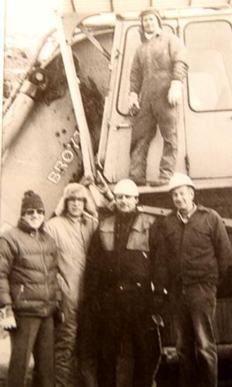 «Inspeksjonsmannskap» på besøk hos Fjordstein for å se på Brøyt X42 i arbeid. Foran fra venstre: Knut Henni, Volvo BM, Arnulf Søyland og Jan Olov Nilsson, Brøyt A/S, overstiger Arne Andersen og maskinfører Jonas Barstad.