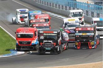 Tett kjøring, svidde dekk og hyppige sammenstøt gjør Truck Race spektakulært og publikumsvennlig.