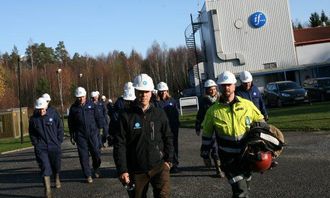 Fagsjef Terje Hagelund (foran t.h.) ved If sikkerhetssenter med Stortingets transportkomité på slep.