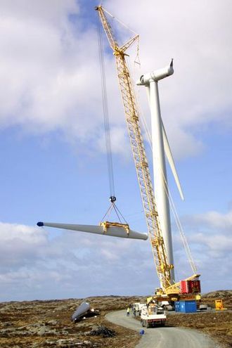 Rotorbladet på 9,3 tonn bringes til værs av den store Liebherr-kranen.
