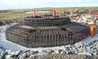 Det er gått med atskillige meter med armeringsjern i de 48 møllefundamentene. Diameteren på møllefundamentene er 7,5 m, det er 1,6 m høyt og forankret med spennstag dypt ned i fjellet.