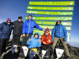 Med på toppen av Kilimanjaro var, fra venstre: Inger Jensen, Kjell Lintho, Gøran Faugli, Sissel Lintho, John Lintho og Eva Lintho.