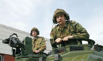 Korporal Torgeir Karlsen (t.h.) er maskinfører, mens sersjant Stian Hauge er hjelpemann med plass i skyttertårnet.