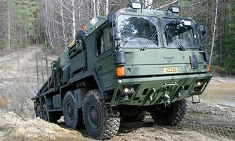På Helgelandsmoen står også to av Hærens nye MAN SX2000 med kran/krokløft. 8-hjulingen med drift på 4 hjul veier 23 tonn. Forsvaret har bestilt 50 biler; to av dem er allerede i Irak.
