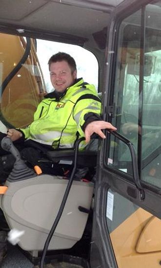 Maskinfører Thomas Rostad styrer gravemaskinen kun med den venstre styrespaken.