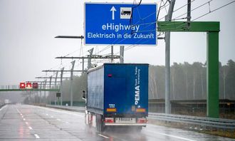 Slike «baner» med overhengende strøm passer godt på bedriftsinterne transporter der mange lass skal kjøres fra A til B.