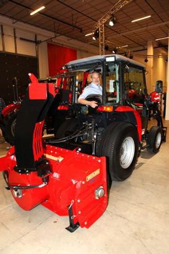 Produktsjef Ole Jakob Rustad i en av de mindre traktorene på utstillingen, en Massey Ferguson 1540. Traktoren, utstyrt med en Westbjørn 3118 ET, er godt verktøy når det skal ryddes snø på trange plasser.