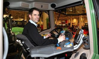 Produktsjef Fendt, Jørgen Skjelin, har i en håndvending snudd alt inne i førerhuset på en Fendt 939 for å sitte rettvendt når han «rygger».