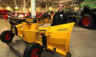 Markedskoordinator Daniel Øpstad fra Lid Jarnindustri AS var på utstillingen for å vise frem Dalen-produkter. Dalen 2022 har hydraulisk skjærvending, og kan også fås med hydraulisk høydejustering av støttehjul. Hydraulikken er beskyttet med sjokkventiler.