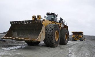 En Cat 994 hjullaster og to Cat 793 tipptrucker på vei til lasteplassen.