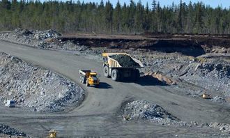 En Volvo A40 har sjelden sett så liten ut som ved siden av denne Cat 793 tipptrucken.