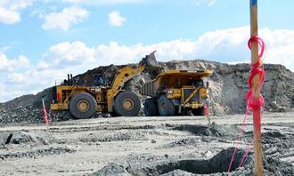 Store maskiner i aksjon i Tapuli-gruven. Hjullasteren Cat 994H er den største Caterpillar Inc. produserer. Den har en egenvekt på 195,4 tonn, uten kjetting på hjulene. Kjettingene veier til sammen 16 tonn.