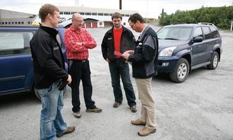 Driftsdirektør Per Helge Høgaas (t.h) på befaring med med entreprenøren som skal klargjøre for driften i Bjørnevatn, Oscar Sundquist AS. Fra v. daglig leder Svein Sundquist, gammelsjef Werner Sundquist og prosjektleder Emil Dæhlin.
