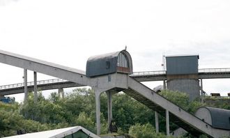 De gamle transportbåndene ruver over Kirkenes, her sett fra kaiområdet hvor konsentrert malm snart skal skipes ut.