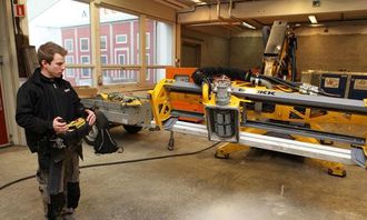 Konstruktør og operatør Mikeal Hogby er hentet fra fabrikken for å prøvekjøre den første maskinen.