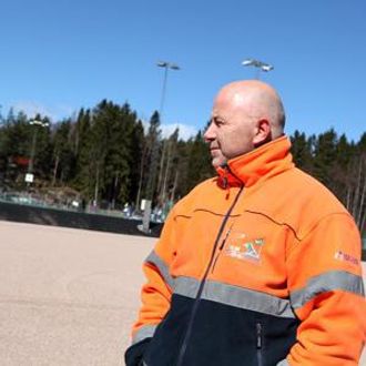 Daglig leder Jo Pedersen følger med på at sloddingen går i henhold til planen.