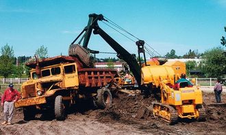 Euclid hevder at det fremdeles går trucker fra 30-årene. Denne med tredelt rute er fra tiden hvor Ruston Bycyrus fremdeles var i fremste rekke blant wiregravemaskinene og International var å regne med på dozermarkedet.