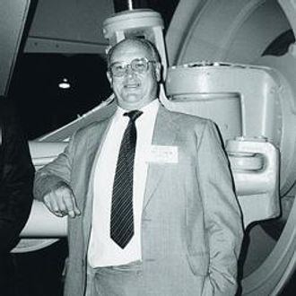 Skaperen av VME, Eric Johanson, sikret seg Euclid i alliansen med Clark Equipment, men han blir liten under fjærbenet på en Euclid. Selv om Volvo selger Euclid ved at Hitachi overtar deres felles miningselskapet, sitter Volvo fortsatt tilbake med Euclids gode forhandlernett i Nord-Amerika.