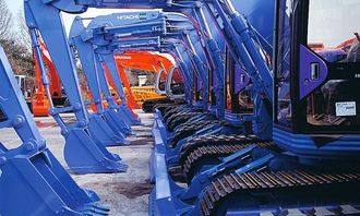 Hitachi kjemper med Komatsu om å være mestproduserende gravemaskinleverandør. Selskapet produserer også for andre.