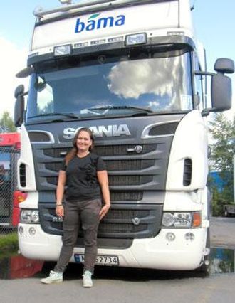 Torunn foran arbeidsplassen sin, den såkalte Bendit-bilen.