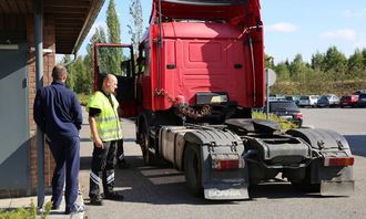 Kontrolleder Uno Rogneby med den polske sjåføren. I trekkbilen sitter senioringeniør i Statens vegvesen, Johnny Bjørsrud.