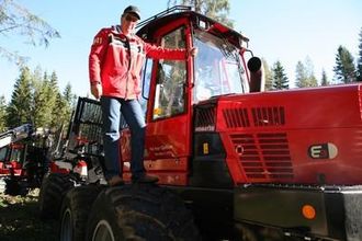 Salgssjef Erik Øverbø i Komatsu Forest hadde med seg nye lassbærere til Hurdagene.