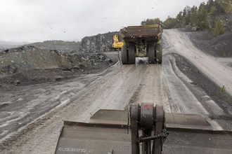Fra Anders Bertheussen: #Feiring-bruk #kø #grønn #kjempe #komatsu #1250 #L150e