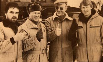 Kjell Erik Gisleberg t.h. som hadde det tekniske ansvaret hos Scania, gikk seirende ut av duellen med sine kolleger som videre mot venstre er Sverre Foss, Volvo, Oskar Denhart, Daimler Benz og Hans Güntner, MAN. De ble fotografert under en av de trekkprøvene som foregikk i bitende kulde i fjor vinter.
