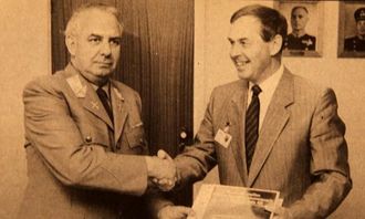 Kontrakten er undertegnet, t.v. general Karsten Kristiansen og viseadm. direktør Bertil Krook, Saab-Scania.