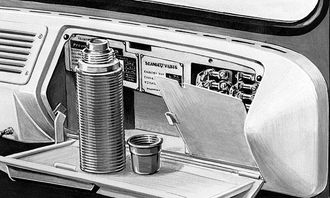 1950-tallet: Vakkert, men ikke veldig praktisk. Dashbordet består av blankt metal. Dette ser pent ut, men kunne være trafikkfarlig når sola ble reflektert i de blanke overflatene. Rattet er også pent, men ikke behagelig å kjøre langt med. Instrumentpanelet er vertikalt som i dagens lastebiler.