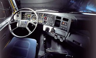 1980-tallet: Nå skjedde det store forandringer. Spesielt når 3-serien ble introdusert med vinklet dashbord som Scania ble kjent for. Det ble mer komfortabelt å kjøre Scania på 80-tallet, med mer støtte i setene, tilt-ratt og mye mer mykplast.