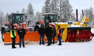 Hitachi ZW250-5 (21 tonn) med Øveraasen UTV 600-snøfreser påmontert en MTU-motor på 450 kW (600 hk), og Hitachi ZW180-3 (15 tonn), med en Tellefsdal klappvinge på 5,2 meters bredde. 15-tonneren kunne prøves. Øveraasen-freseren ble demonstrert på flystripen.