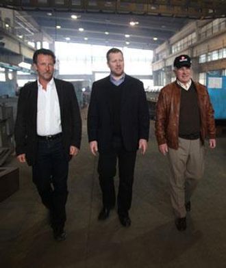 På inspeksjon i fabrikken: Fra venstre, Torbjørn Winsnes (daglig leder, Istrail Ulefoss), Leif Anders og Anders Skipenes.