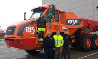 Fra overleveringen av den første DA30-en til Risa i fjor.