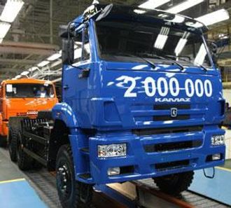 Kamaz nummer to millioner ruller av monteringsbåndet.