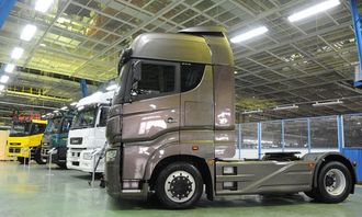 Glimt fra utstillingen arrangert eksklusivt for Putin. Den hvite bilen har Axor-førerhus, mens de øvrige lastebilene har nytt og gammelt Kamaz-førerhus.