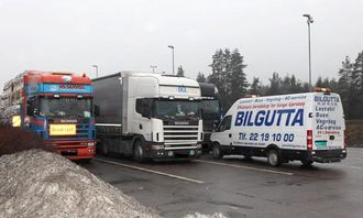 Servicebil på plass. Det var mange som ville ha hjelp av mekanikeren. Men bare den svarte svenskregistrerte DAF-en, der selskapet hadde bedt om hjelp, fikk hjelp. De andre kunne ikke stille med betaling på kontoen til Bilgutta.