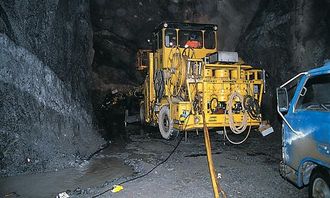 Atlas Copcos Rocket Boomer er en av de to 3-boms underjordsriggene som liggeborer i takskiva med 18' stenger.