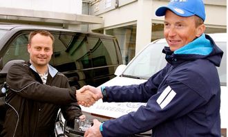 En Amarok modellbil som symbol på en plass i finalen ble overrakt til Altas beste varebilsjåfør Robin Henriksen av salgssjef Morten Haddal Alta Motor.