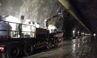 Et arbeidslag fra Slovakia fyller forankringshull med gysemasse.
