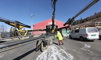 Mekaniker Ove Bergquist vasker boreriggen «Marie-Louise».