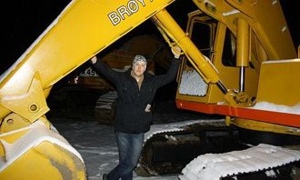Olav Wendelbo tar seg rett som det er en Brøyt-safari, men bruker også all sin kraft i fritiden på å restaurere en Brøyt X45TB.