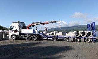 Ølen Betong henter betongrør i dag. Øst Kran & Transport er leid inn for å hente rørene.