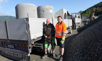 Transportleder Kay Lien i Loe Rørprodukter AS (t.h.) sørger for at 150 tonn betongvarer blir hentet i dag. Nikkerud Transport og Kranservice står for transporten. Sjåfør er Bjørn Thore Kristiansen.