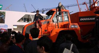 Promo-stuntet til Doosan trakk i alle fall (mann)folk bort til Doosan-dumperen fra Norge.