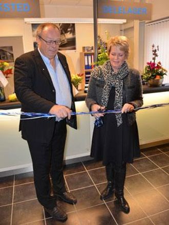 Fauskes ordfører Siv Anita Brekke og avdelingsleder Paul Mellem foretar snorklippingen for det nye Volvo-anlegget.