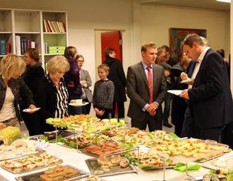 STOR STÅHEI: Mange møtte frem til kontraktsigneringen på Færøyene. Etterpå ble det holdt taler, fremført sanger og servert mat og drikke.